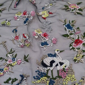 Tissu à broder avec des oiseaux, tissu délicat noir brodé de fleurs et de cigognes colorées, vendu par mètre, KKN10196