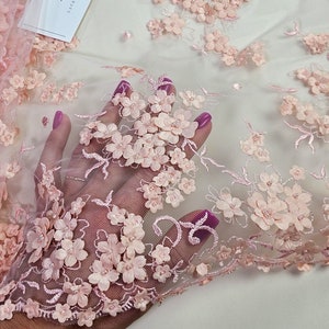 Tessuto in pizzo 3D rosa chiaro, rete in tulle rosa confetto con ricamo 3D con perline rosa salmone, venduto tagliato su misura, EVS187BF
