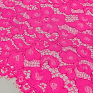 Tissu dentelle rose fluo vif, dentelle d'Alençon rose cils Barbie, par mètre, L10105