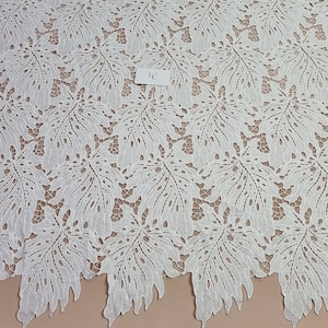 Tissu en dentelle blanc cassé par mètre, dentelle ivoire clair avec de grandes feuilles, dentelle de mariage, dentelle de mariée, dentelle de lingerie, dentelle d'Alençon LK87001