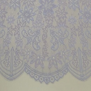 Tela de encaje violeta claro, material de encaje nupcial francés Chantilly, tela de encaje nupcial con pestañas festoneadas, encaje de lencería floral por yarda J11802