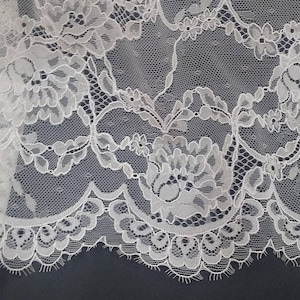 Tissu de dentelle blanche vendu par yards, matériel de dentelle de voile de robe de mariée de mariée française de Chantilly, tissu de dentelle de lingerie de cils festonnés, LL66561