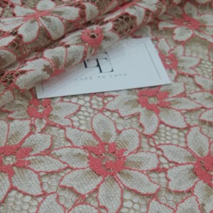 Rose avec tissu beige avec cordon, dentelle française, dentelle de Chantilly, dentelle de mariée, dentelle de mariage, dentelle florale festonnée Lingerie LL76991
