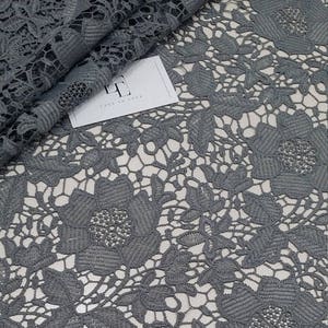 Tessuto in pizzo grigio, pizzo francese, pizzo chantilly, pizzo da sposa, pizzo per abiti da sera, pizzo floreale smerlato, pizzo per lingerie, yard N20221