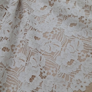 Uit witte kant stof, Frans kant, Alencon kant, trouwjurk kant, wit kant geborduurd Mantilla sluier kant geschulpte kant L882015
