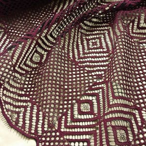 Dunkel lila Spitzenstoff, Frankreich Spitze, Alencon Spitze, Brautspitze, Hochzeitsspitze Stickerei Spitze Abendkleid Spitze Dessous Spitze L69911