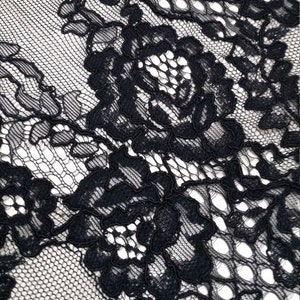 Zwarte geschulpte wimperkant met bloemen, op maat gesneden verkocht, L75752