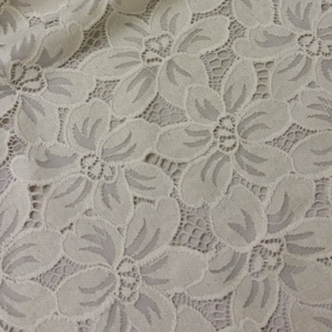 Beige bloemkantstof op maat gesneden, Franse borduurwerkkant, bruiloft bruidskantmateriaal, dikke sluierkant, lingeriekant, J88812