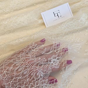 Lichtbeige kantstof, donker ivoor Frans chantillykant bruidskant bruiloftkant sluierkant geschulpte bloemenkant lingeriekant WD6001