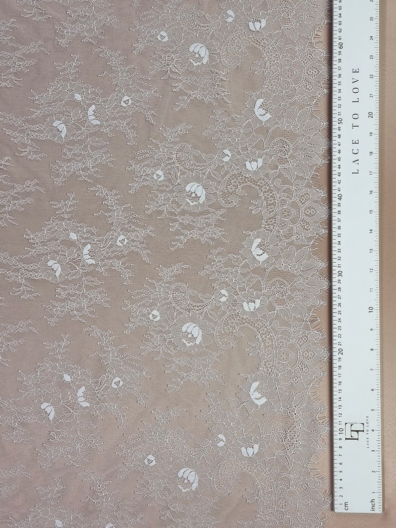 Tissu délicat ivoire de dentelle française Tissu de dentelle de Chantilly par mètre LK6008 image 7