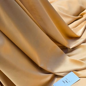 Tessuto elasticizzato in seta naturale dorato venduto tagliato su misura. Materiale elastico in pura seta venduto al metro. Tessuto in vera seta italiana largo 57 pollici SMS1001
