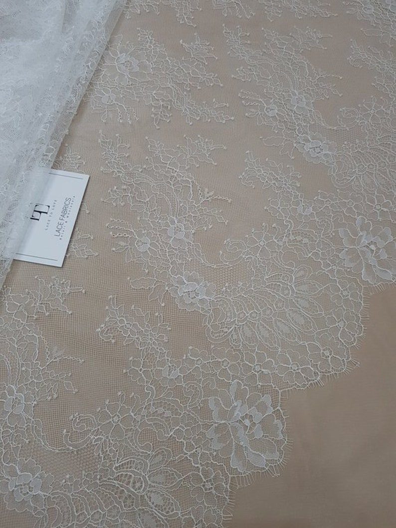 Scalloped eyelash lace
