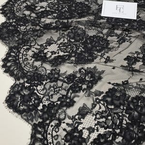 Schwarzer Chantilly-Spitzenstoff mit Kordel, französische Hochzeitsspitze, Wimpern- Schleierspitze, ausgebogte Blumenspitze, lose Ware, EVS192C