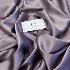 Tessuto elasticizzato in seta naturale viola venduto tagliato su misura. Materiale elastico in pura seta venduto al metro. Tessuto in vera seta italiana largo 54 pollici SMS1002
