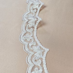 Passamaneria in pizzo color avorio chiaro con ricamo di perle, venduta tagliata su misura, EEV2157