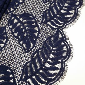Tissu en dentelle de feuilles bleu marine, tissu en dentelle bleu foncé, matériau de dentelle de robe de mariée Chantilly, dentelle de voile de mariage, dentelle de lingerie festonnée, L88443