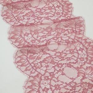 Bordure en dentelle française rose clair, L29386