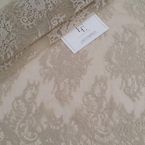 Beige Spitzenstoff, französische Spitze, Chantilly-Brautspitze, Hochzeitsspitze, Weiße Spitze Schleier-Spitze Ausgebackene Blumenspitze Dessous-Spitze LL50403