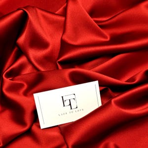 Rote Stretch-Seide, 138 cm breit, wird per Meter verkauft.