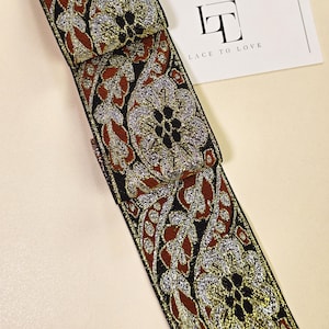 Ruban noir avec broderie florale brillante brune, dorée et argentée, vendu par mètre, V012