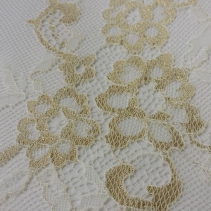Weißer Spitzenstoff mit goldener Spitze, Cloth, Frankreich, Chiffonspitze, Schleierspitze, 80er, l200191