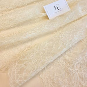 Tela de encaje color marfil oscuro, encaje nupcial francés Chantilly color champán, material de encaje para velo de novia con pestañas, encaje de lencería con flores festoneadas, WD6001