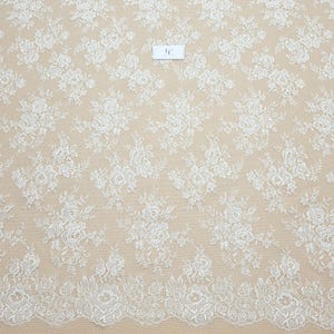 Tissu dentelle beige clair, dentelle Chantilly française ivoire, dentelle de mariage nuptiale, dentelle de robe de soirée festonnée florale lingerie dentelle yard EVS198NC