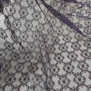 Donkerpaarse kantstof, Frans Chantilly-kantmateriaal, bruidskant, avondjurkkant, lingeriekantdoek, Lace to Love LL74442