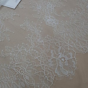 Gebroken witte kantstof, Franse Chantilly bruidskantdoek, witte bruidssluier kantmateriaal, geschulpte wimperkant, verkocht op maat gesneden WD6002