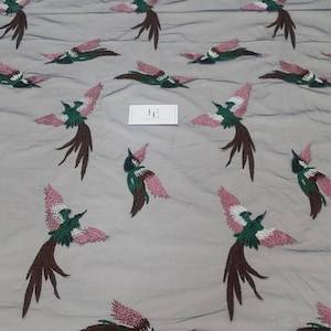 Tissu à broder avec des oiseaux, tulle bleu foncé avec des oiseaux brodés colorés, vendu par mètre HF9005