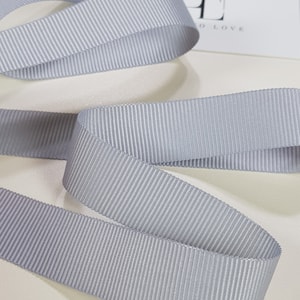 Grijs geribbeld grosgrainlint, grosgrainstrikken, haarelastiekjes, op maat geknipt, cadeaustrik, haarlint, grosgrainband ST1032