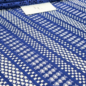 Donkerblauwe gestreepte kantstof, blauwe geometrische kantstof, op maat gesneden verkocht, LL23331