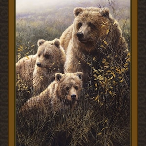 Peut inclure: Une impression d'art murale encadrée représentant un grand ours brun debout derrière deux oursons plus petits. Les ours sont positionnés dans un champ d'herbes hautes et sèches et de branches fines sans feuilles, dans des tons terreux de brun et de beige.
