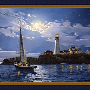 Puede incluir: Un velero navega junto a un faro en una noche de luna llena. El faro se encuentra en una isla rocosa con un edificio a su lado. El agua está tranquila y refleja la luz de la luna y el faro.