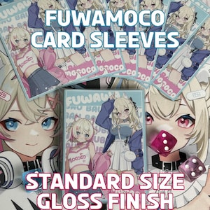 Op de afbeelding: Kaarthoesjes met anime-stijl illustraties van twee personages. De tekst "FUWAMOCO CARD SLEEVES" is prominent weergegeven. Extra tekst geeft "STANDARD SIZE", "GLOSS FINISH" en "100 PER PACK" aan. De hoezen hebben een glanzende afwerking.