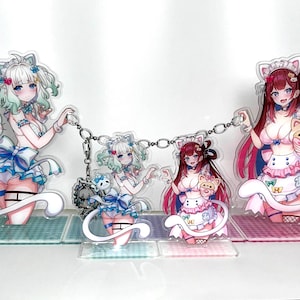 Może przedstawiać: Akrylowe figurki anime przedstawiające postacie w strojach pokojówek z kocimi uszami. Figurki są w różnych pozach, niektóre trzymają łańcuch. Paleta kolorów obejmuje biel, błękit, róż i czerwień. Każda figurka ma przezroczystą podstawę.