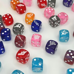 Puede incluir: Una colección de dados translúcidos y coloridos en varios colores, incluyendo rojo, azul, rosa y naranja. Cada dado presenta puntos blancos y símbolos únicos. Los dados están dispersos sobre una superficie blanca, creando una disposición visualmente atractiva.