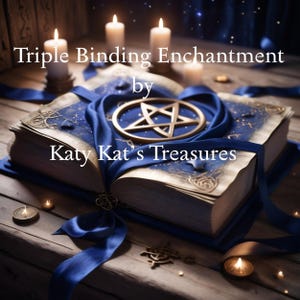 Könnte beinhalten: Eine mystische Szene mit einem Zauberbuch mit dem Text "Triple Binding Enchantment by Katy Kat's Treasures". Das Buch ist mit einem blauen Band und einem goldenen Pentagramm verziert. Angezündete Kerzen und dekorative Elemente tragen zur bezaubernden Atmosphäre bei.