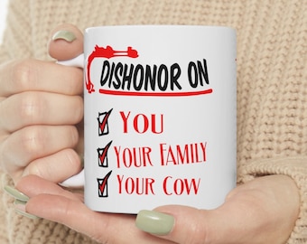 Desonra à vista | Você, sua família, sua vaca! | Inspirada em Mushu, de Mulan | Caneca de cerâmica (325ml, 445ml)