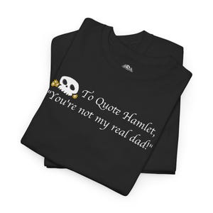 Könnte beinhalten: Schwarzes T-Shirt mit einem weißen Totenkopf- und Knochen-Motiv und dem Text "To Quote Hamlet, "You're not my real dad!"