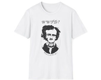 Può includere: Maglietta bianca con un'illustrazione in bianco e nero di Edgar Allan Poe. Il testo "WWFD?" è sopra l'illustrazione e "What would Poe Do?" è sotto l'illustrazione.