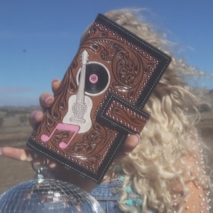 Cartera Dolly Taught Me, una cartera exclusiva hecha a mano de Haute Southern Hyde de Beth Marie