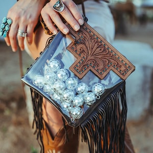 El bolso transparente Dana, un bolso de evento exclusivo de Haute Southern Hyde by Beth Marie con flecos