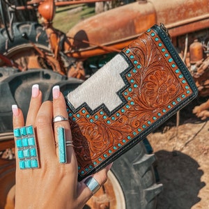 La billetera Cheyenne, un estilo sureño de alta gama de Beth Marie, exclusiva cartera de piel de vaca estilo western.
