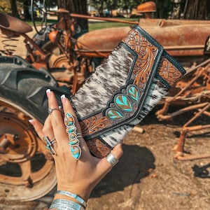 La billetera Turquoise Tooled Beauty, una billetera de cuero estilo western exclusiva de Haute Southern Hyde