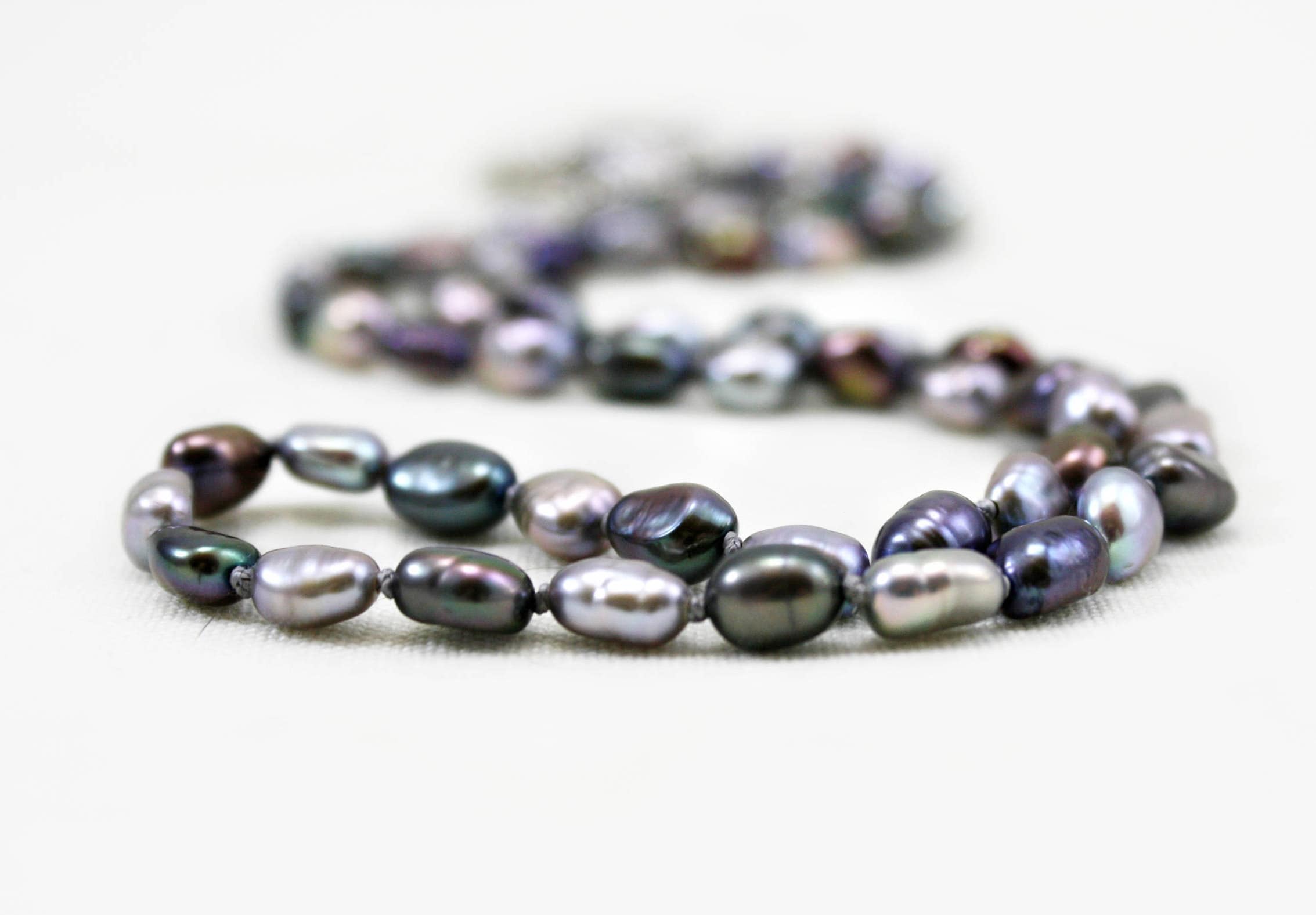 Collana multifilo di perle d'acqua dolce. Perle barocche da 4-5 mm con fermagli in oro/argento. - Italia