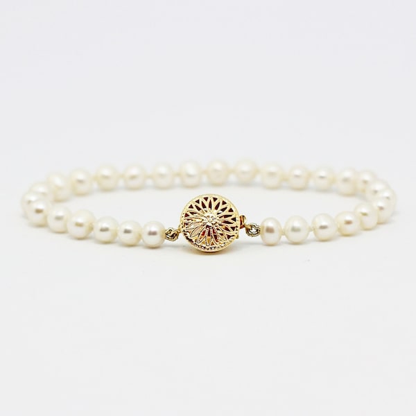 Classic Pearl Bracelet in White
