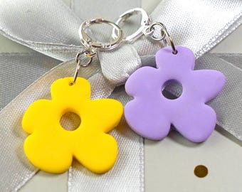 Pendientes colgantes de flores disparejas de colores – Joyería de arcilla polimérica hecha a mano – Ganchos ligeros de acero inoxidable