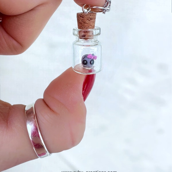 Winziges trauriges Hamster-Meme in einer Glasflaschen-Halskette