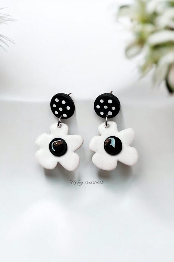 黒と白の花のスタッドピアス：手作りポリマークレイジュエリー - Etsy 日本